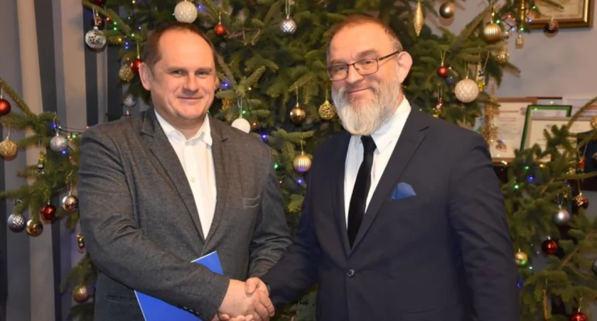 Nauczyciel ZSP4 z aktem nadania stopnia awansu zawodowego na stopień nauczyciela mianowanego