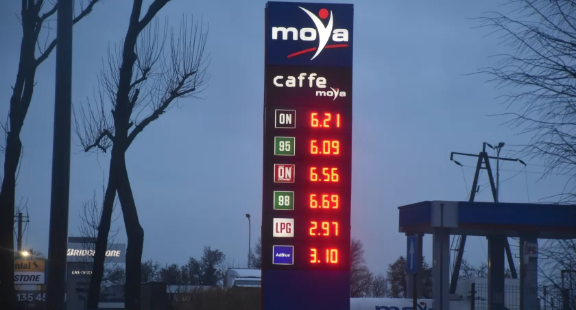Zaczęło się jesienią i trwa nadal. Czy ceny paliw w Łowiczu mogą dziwić?
