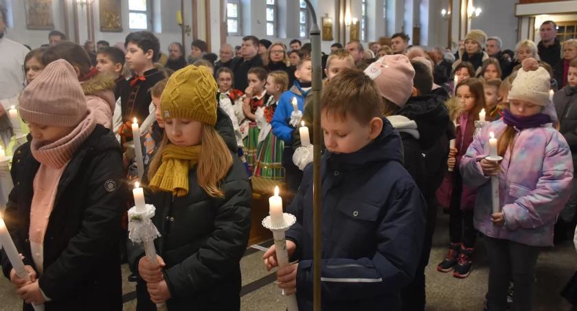 W kościele na Korabce dzieci odnowiły przyrzeczenia chrzcielne (foto)