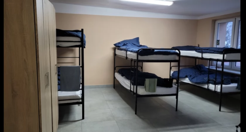 Jest mroźno! Bezdomni znajdą schronienie w łowickiej noclegowni (foto)