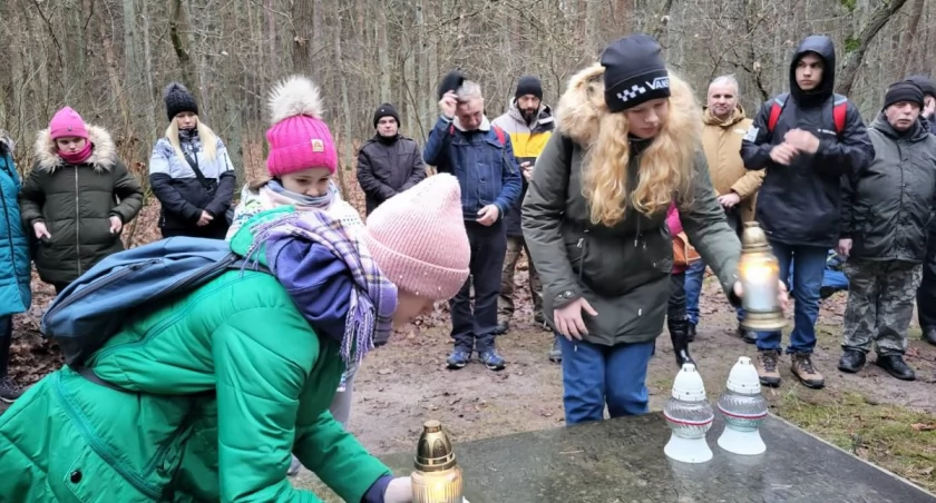 Patriotyczny spacer w przewodnikiem do Mogiły w Lasku Miejskim