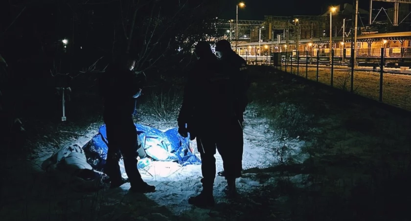 Policjanci z Nieborowa pomogli bezdomnemu, któremu groziło zamarznięcie!