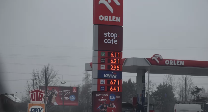 Dobre informacje dla kierowców. Ceny paliw wciąż spadają