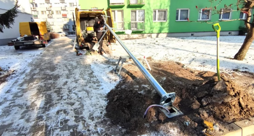 Na łowickich osiedlach zamontowano kolejne lampy solarne (foto)