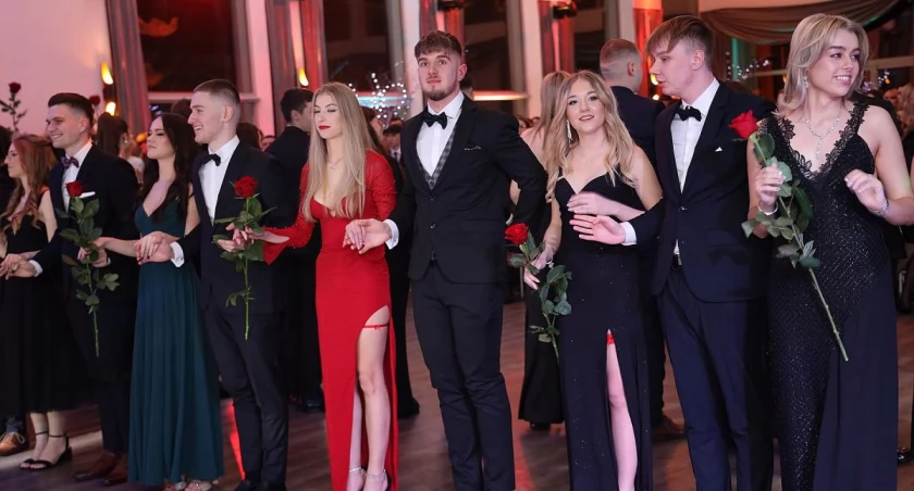 Sezon studniówkowy w Łowiczu zainaugurowała szkoła ze Skierniewic (foto, film)