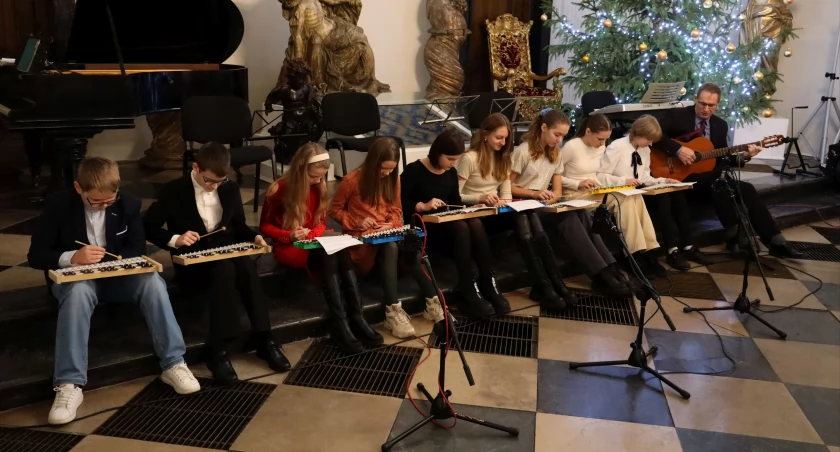 Koncert kolęd uczniów Centrum Edukacji Muzycznej w Łowiczu (foto, film)