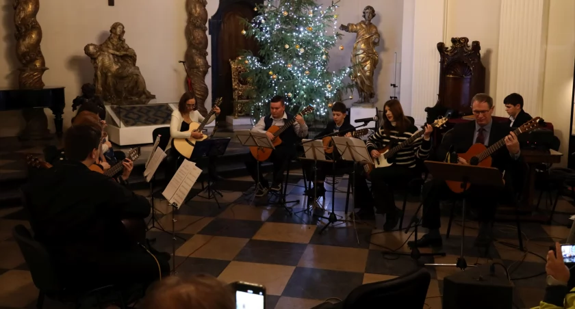Świąteczny koncert Orkiestry Gitarowej Łowicz (foto, film)