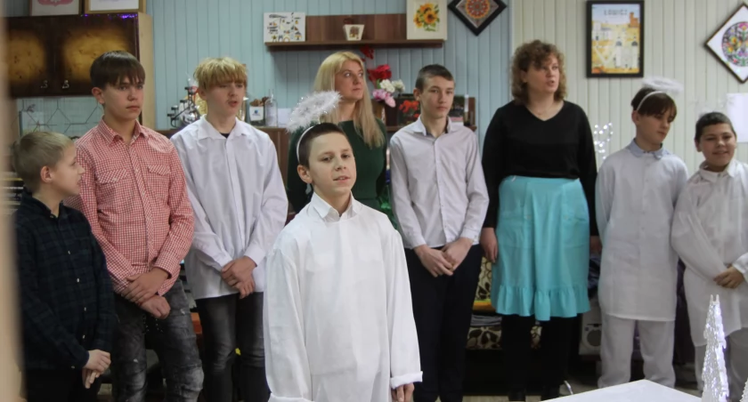 Wychowankowie MOS-u w Kiernozi z wizytą u łowickich seniorów (foto, film)