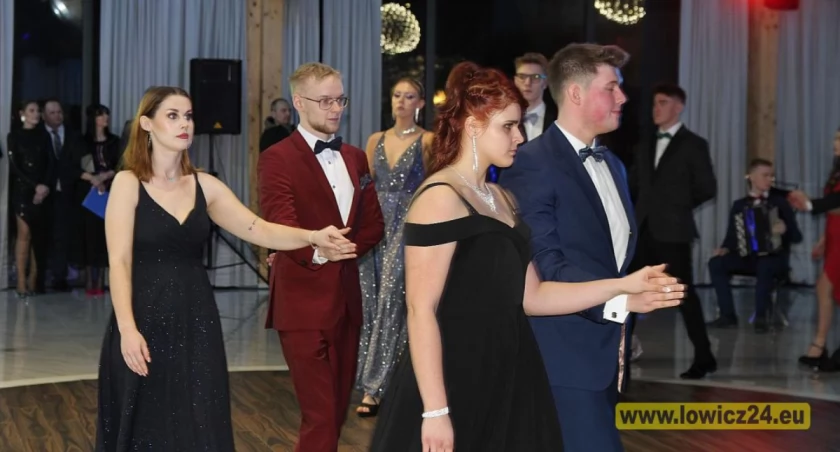 Bal studniówkowy maturzystów ze Zduńskiej Dąbrowy (foto, film)