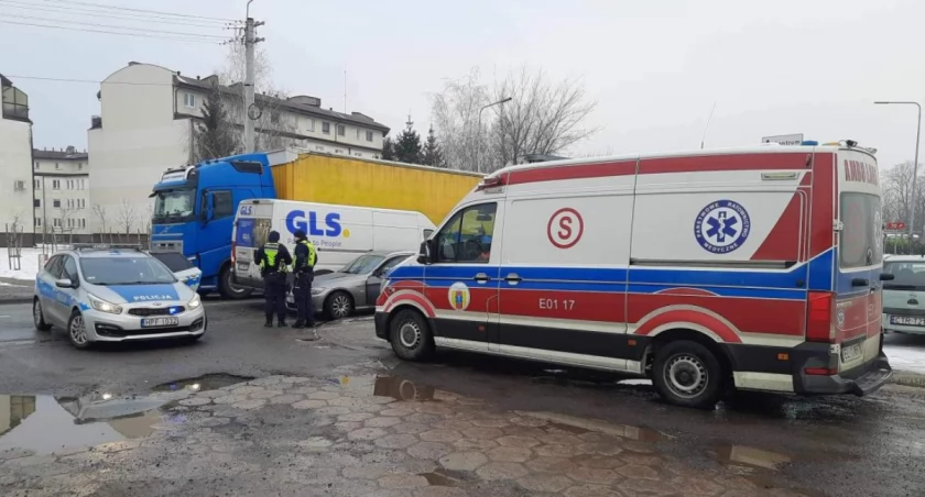 Łowicz. Zdarzenie drogowe na Bolimowskiej. Jedna osoba w szpitalu (foto)