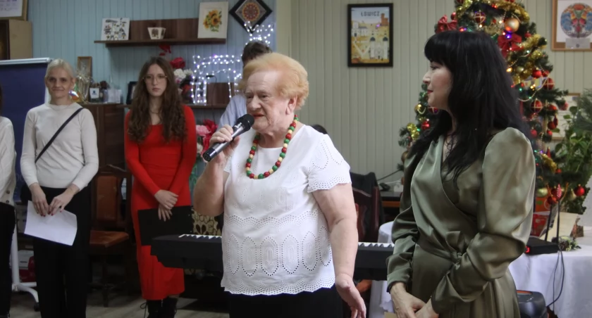 Łowicz. Wspólne kolędowanie młodzieży i seniorów (foto, film)