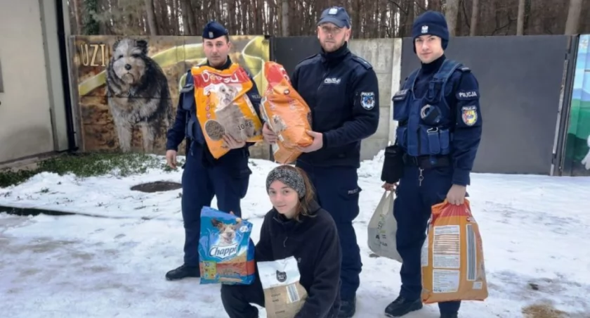 Karma zamiast fajerwerków. Łowiccy policjanci wsparli bezdomne zwierzaki (foto)