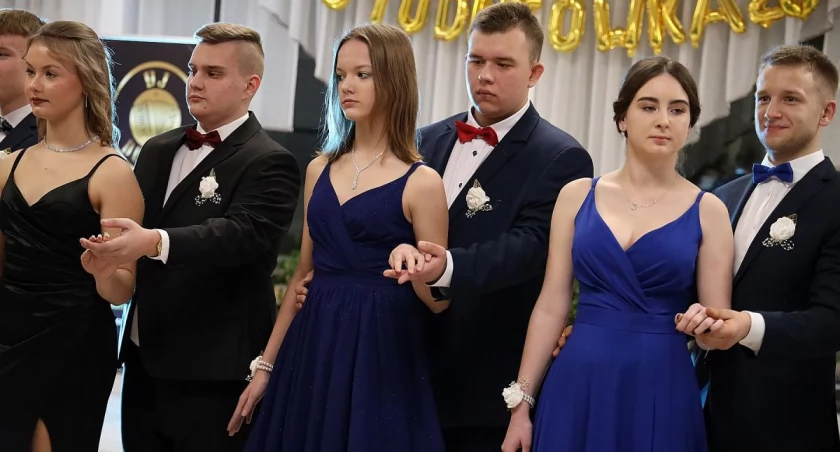 Studniówka 2024 maturzystów z łowickiego Hotelarza (foto, film)