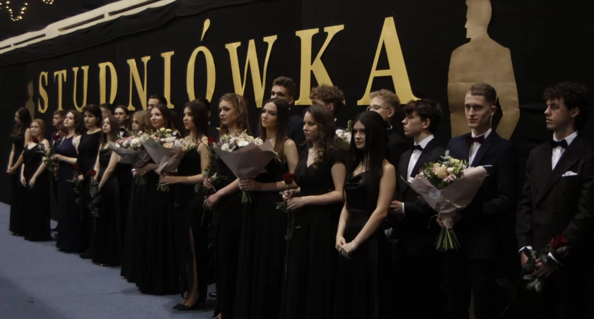Studniówka 2024 maturzystów Pijarskiego LOKP w Łowiczu (foto, film)