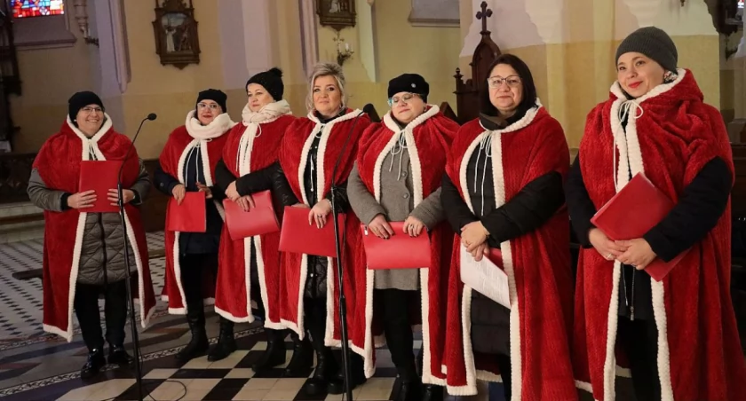W Zdunach kolędowali z grupą wokalną Folkowianki (foto)