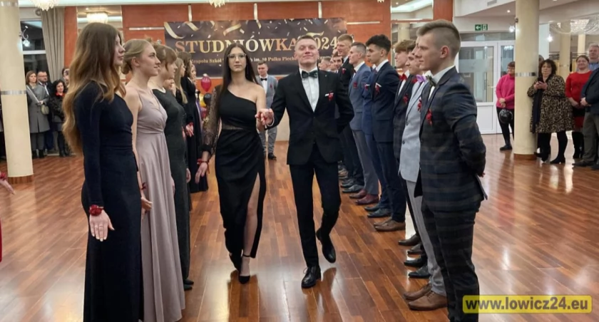 Bal studniówkowy uczniów z Podrzecznej (foto, film)