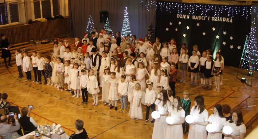 Koncert kolęd dla babć i dziadków w SP nr 3 w Łowiczu (foto, film)