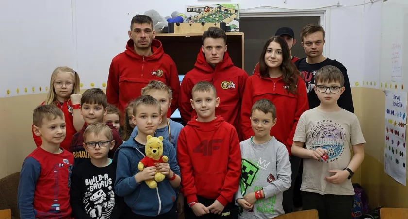 Dzięki akcji widzewiaków uczniowie łowickiej Siódemki będą bardziej bezpieczni (foto, film)