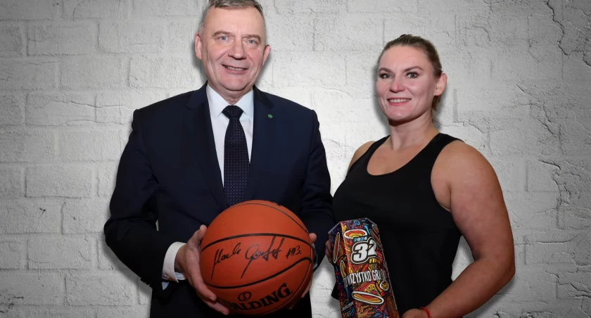 Paweł Bejda przekazał gadżety na licytację WOŚP w Łowiczu! (foto)
