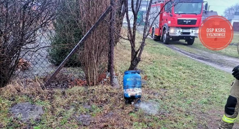 Strażacy wezwani do palącej się butli