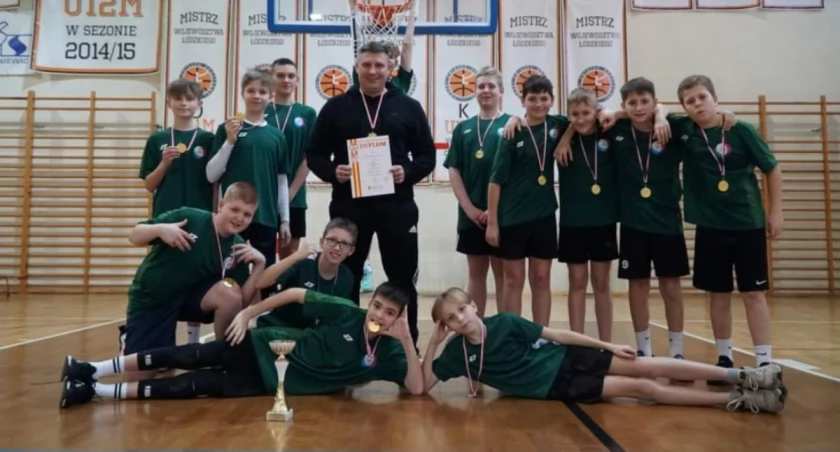 Wielki sportowy i historyczny sukces uczniów łowickiej Dwójki! (foto)