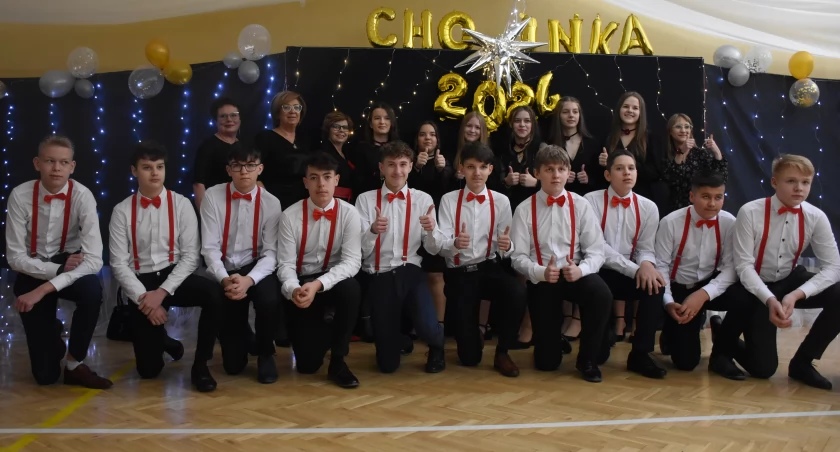 Ósmoklasiści z Kocierzewa Płd. zatańczyli poloneza (foto,film)