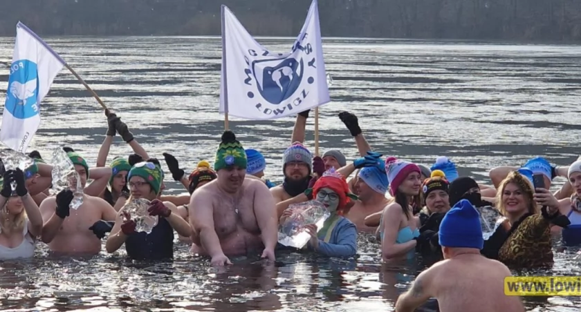 WOŚP Łowicz. Kilkadziesiąt osób morsowało dla szczytnej sprawy (foto, film)