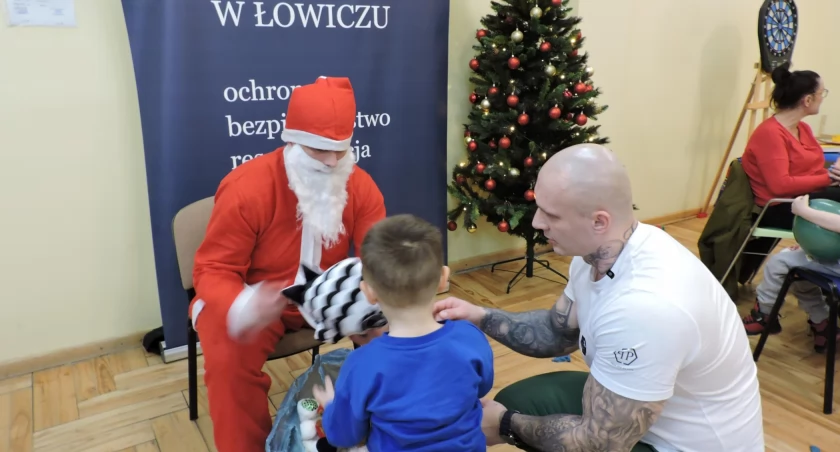 „Mała Akademia Rodzica”. Rodziny odwiedziły osadzonych w Zakładzie Karnym w Łowiczu (foto)