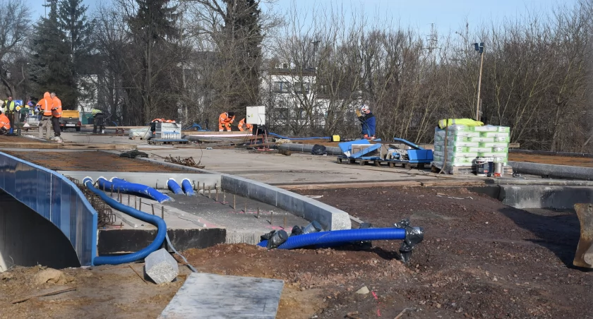 Łowicz. Na moście praca cały czas wre (foto)