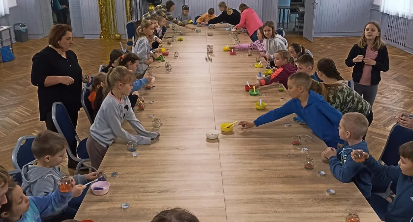  Młodzież z Chąśna podczas warsztatów stworzyła świeczki żelowe (foto)