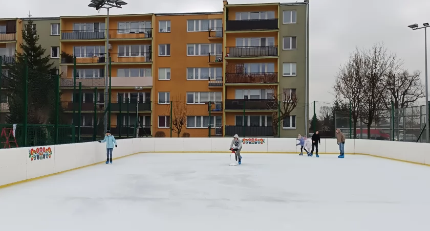 Ferie zimowe na łowickim lodowisku (foto)