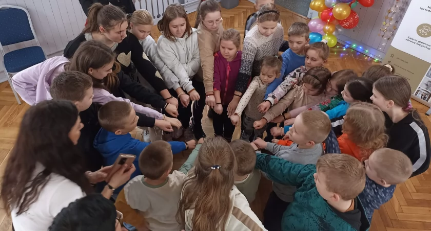 Chąśno. Młodzież wyplotła unikatowe bransoletki przyjaźni (foto)