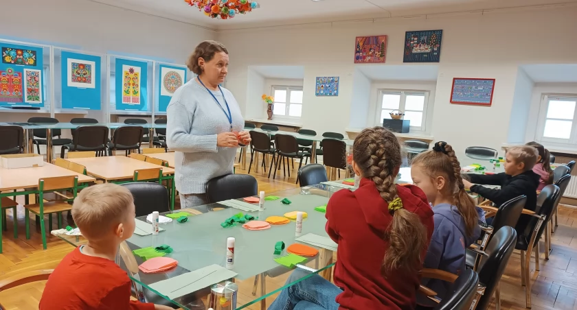 Kwiaty z bibuły częścią kultury łowickiej (foto)