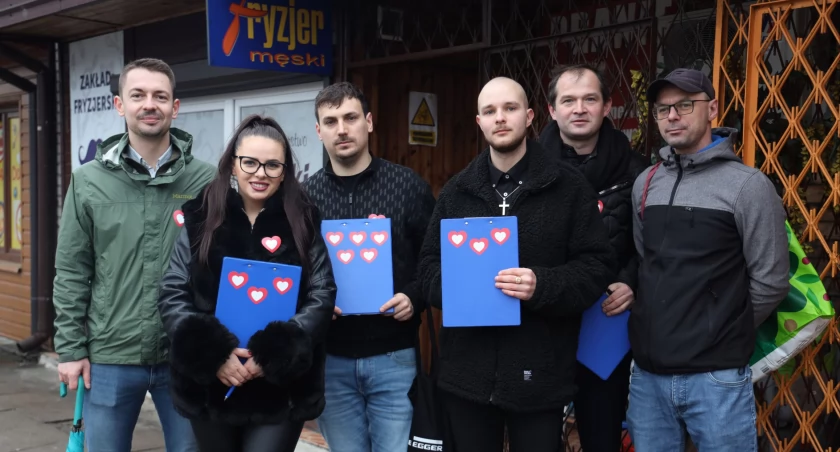 Wybory samorządowe 2024. Sympatycy KO i PiS-u zbierali podpisy w Łowiczu (foto)