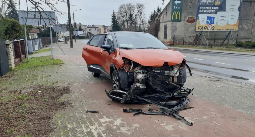 Łowicz. Zderzenie osobówek na skrzyżowaniu (foto)