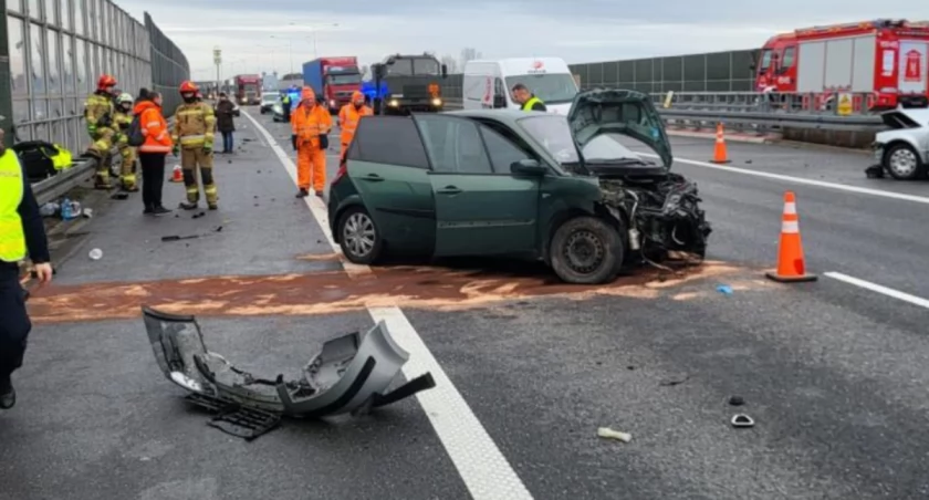 Autostrada A2. Zderzenie dwóch osobówek! Jedna osoba w szpitalu! (foto) AKTUALIZACJA!