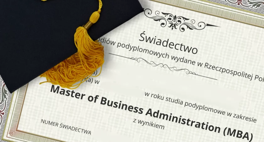 Zatrzymano władze stołecznej uczelni. Tu podnosili kwalifikacje pracownicy łowickiego ratusza AKTUALIZACJA