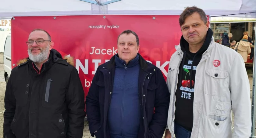 Herbata wiśniowa i krówki. Przedstawiciele PiS-u zbierali podpisy na łowickim targowisku