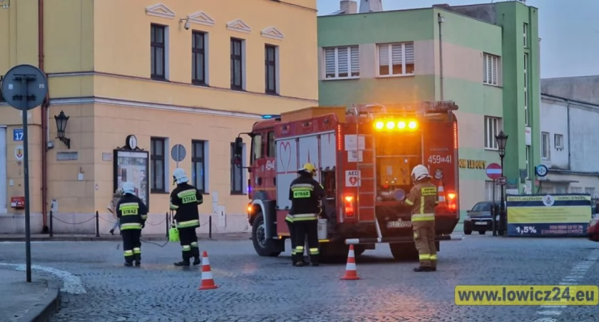 Strażacy usuwali niebezpieczną plamę oleju z jezdni (foto)