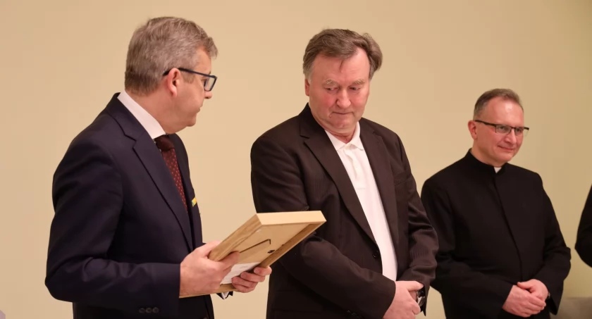 Łowicz. Uroczyste poświęcenie rozbudowanej szkoły pijarskiej (foto, film)