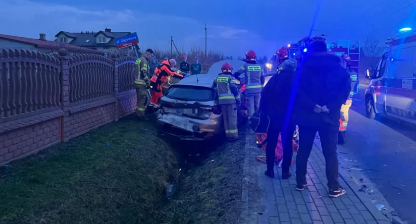 Wypadek w Bednarach! Dwie osoby w szpitalu! (foto)