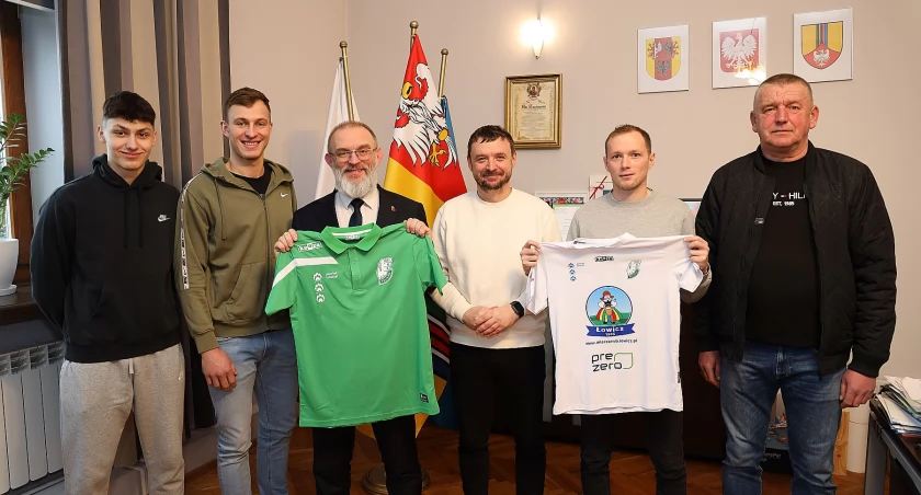 Piłkarze Pelikana Łowicz zagrają w koszulkach z logo powiatu łowickiego