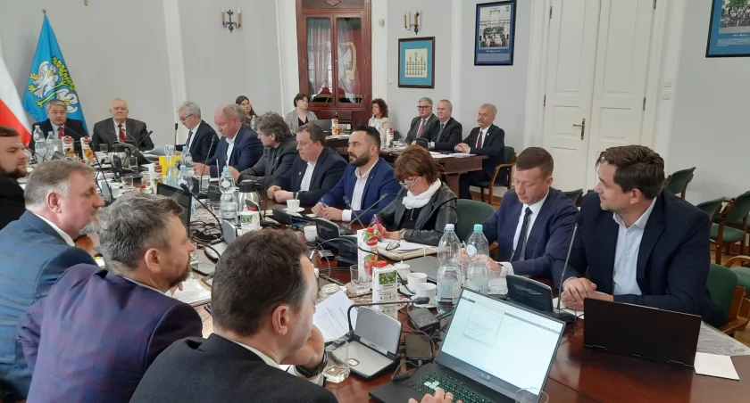 Łowicz. Kiedy nauczyciele miejskich szkół otrzymają podwyżki?