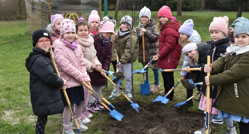 Przedszkolaki włączyły się w akcję 888. drzew dla Łowicza
