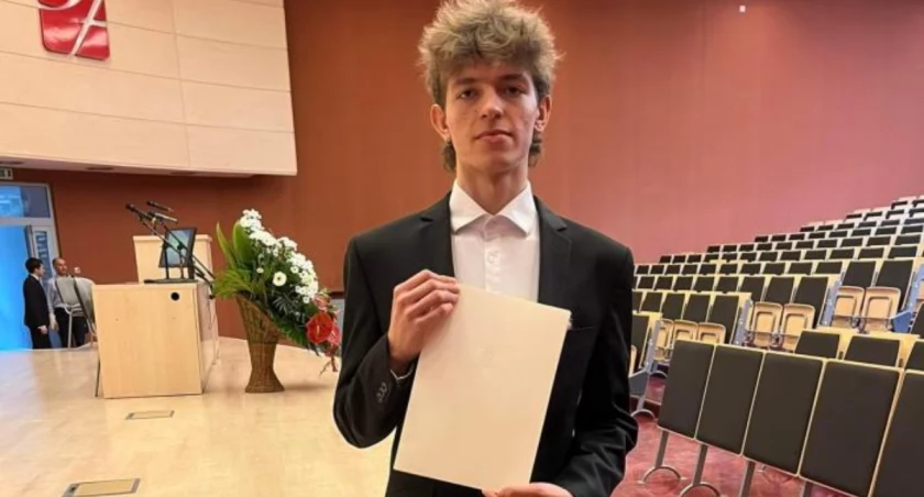 Antoni Pietrzak, uczeń klasy medycznej II LO w Łowiczu Stypendystą Prezesa Rady Ministrów