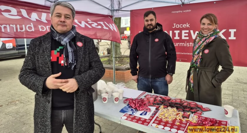 KWW Jacka Wiśniewskiego zbiera podpisy na łowickim targowisku (foto)