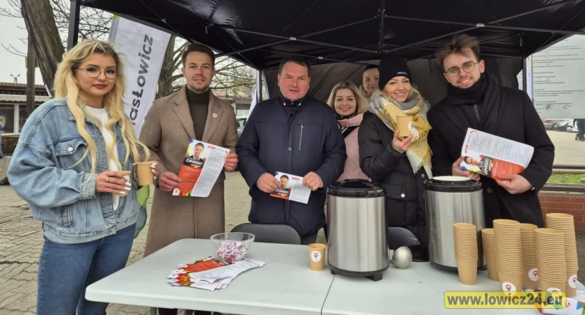 Ciepły żurek oraz program wyborczy od kandydata na burmistrza, Krystiana Cipińskiego (foto)