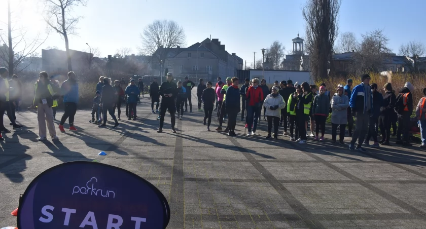 Dzień Kobiet i Mężczyzn świętowano podczas Parkrun Łowicz (foto,film)
