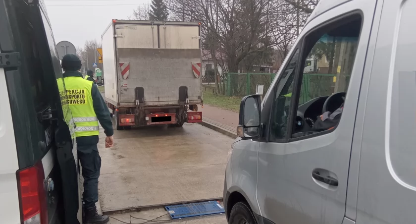 Inspektorzy wzięli się za ważenie busów (foto)