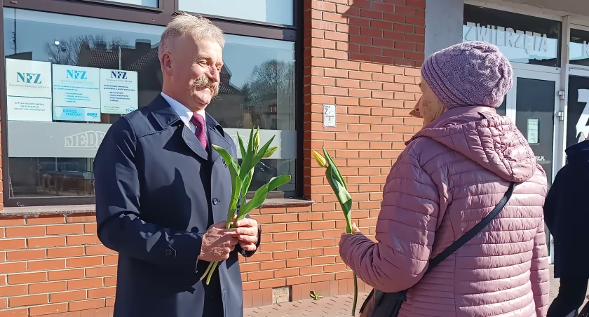 Symboliczny kwiatek oraz najlepsze życzenia od Krzysztofa Kalińskiego (foto)